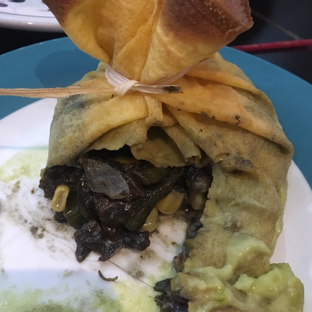 La Diferencia - Scrumptious...Huitlacoche at it's finest, homey took it away before I finished eating it. Grrrr - Mexican Near Me - Tijuana, BCN