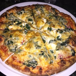 Pizza Time - Pizza Spinat mit Salami und Schafskäse