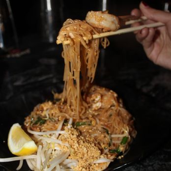 ViV - Pad thai with shrimp and chicken - Thai Near Me - New York, New York