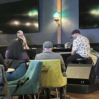 Gibson's Irish Pub - Irish Pub Near Me - Walnut Creek, California