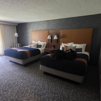 Riverhouse Lodge - Bedroom with two queen beds. - Hotels Near Me - Bend, Oregon Riverhouse Lodge - Bedroom with two queen beds. - Hotels Near Me - Bend, Oregon