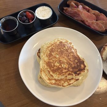 Lindens - Buttermilk Pancakes and bacon - New American Near Me - New York, New York
