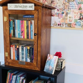 Bonne Vie Macarons - Little Free Library in old location - Bakeries Near Me - Lafayette, Louisiana Bonne Vie Macarons - Little Free Library in old location - Bakeries Near Me - Lafayette, Louisiana