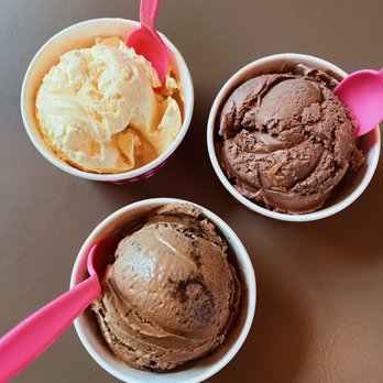 Susie Scoops - Mango creme, chocolate peanut butter, mud pie - Ice Cream & Frozen Yogurt Near Me - Incline Village, Nevada Susie Scoops - Mango creme, chocolate peanut butter, mud pie - Ice Cream & Frozen Yogurt Near Me - Incline Village, Nevada