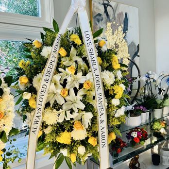 Le's Florist Boutique - Floral sprays and arrangements for a celebration of life. - Florists Near Me - Garden Grove, California Le's Florist Boutique - Floral sprays and arrangements for a celebration of life. - Florists Near Me - Garden Grove, California