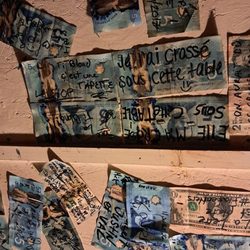 Chez Biceps BBQ - Plafond garnie de dollard