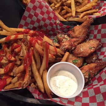 Pig Out BBQ - Garlic Parmesan wings and fries - Barbeque Near Me - Toronto, Ontario Pig Out BBQ - Garlic Parmesan wings and fries - Barbeque Near Me - Toronto, Ontario