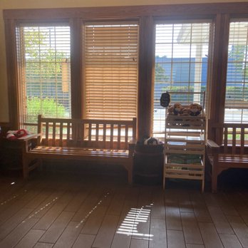 Bob Evans - Waiting area - American Near Me - Durham, North Carolina
