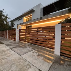 Fis Group welding - Modern fence with concrete columns, wood and aluminum fence