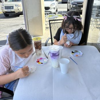 Micha Boba Tea Bar - Outside table for painting - Juice Bars & Smoothies Near Me - Stanton, California