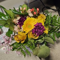Lyons Ave Florist & Gifts - This is what was delivered and a big disappointment.