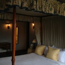 Montagu Arms Hotel - Four poster bed