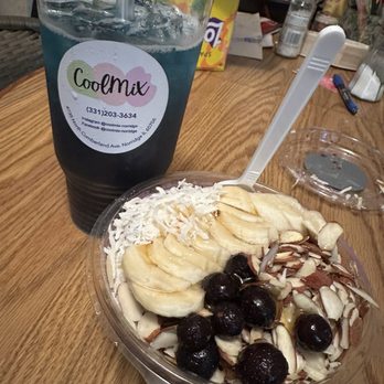 Coolmix - Blueberry banana bowl & Gummy Bear tea. (Drank some before the photo because I couldn't resist :P) - Acai Bowls Near Me - Norridge, Illinois