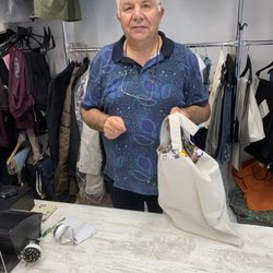 Textiländerungsshop Dumlu - Der Chef nimmt meine Snoopytasche an  um die Griffe zu kürzen.