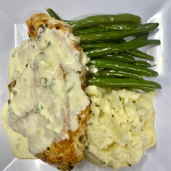 Winston's Kitchen - a plate of chicken, mashed potatoes and green beans - Sandwiches Near Me - Oak Bluffs, Massachusetts