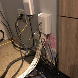 NextCom - Cleaning up data cables and server room.
#lowvoltagecable #datacable #cablecleanup #cat6
