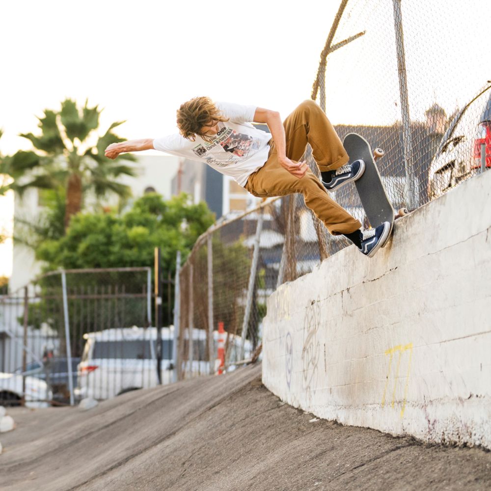 Vans Outlet - Coming Soon Logo