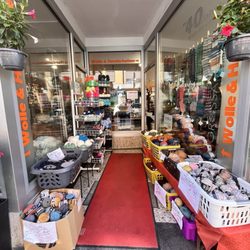 Wolle-Handarbeiten - Outside of Store