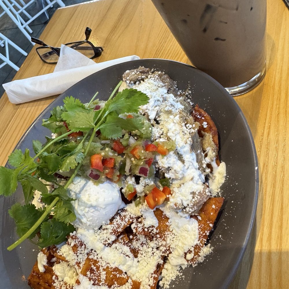 Chilaquiles con Carnitas Chilaquiles con Carnitas