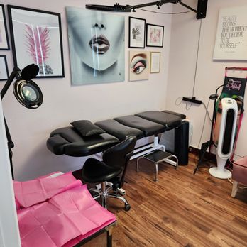 Carole's Cosmetic Tattoo Studio - Senior Student's treatment room when performing services for clients with the Director. - Permanent Makeup Near Me - Beaverton, Oregon Carole's Cosmetic Tattoo Studio - Senior Student's treatment room when performing services for clients with the Director. - Permanent Makeup Near Me - Beaverton, Oregon