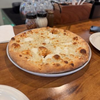 Cucina Pizza & Bar - White pizza - Salad Near Me - Orlando, Florida