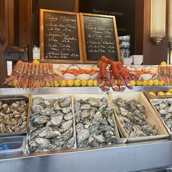 Chez André - Fresh seafood selection outside - French Near Me - Paris, 75