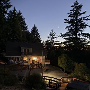 Naoko Amaya - Compass - Outside of the house - Real Estate Agents Near Me - Menlo Park, California