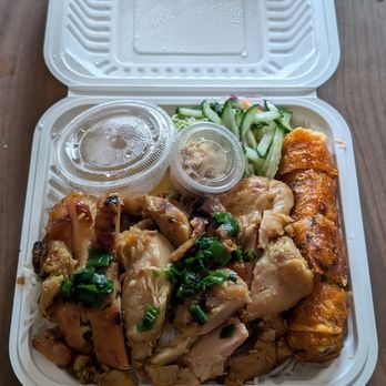 Dear Saigon - Grilled chicken and beef vermicelli with a spring roll - Vietnamese Near Me - Scarborough, Ontario