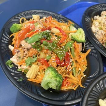 Alien Pizza Planet - Chicken Sesame-Ginger Vegetable Noodles - Pizza Near Me - Anaheim, California
