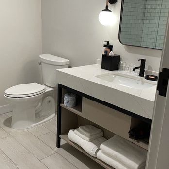 The Pell - King Suite - bathroom - Hotels Near Me - Middletown, Rhode Island