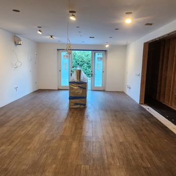 NYC Going - empty room with wood floors - General Contractors Near Me NYC Going - empty room with wood floors - General Contractors Near Me
