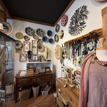 Giraffe - Interior - Women's Clothing Near Me - Vashon, Washington Giraffe - Interior - Women's Clothing Near Me - Vashon, Washington
