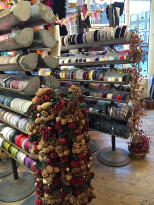 V V Rouleaux by null