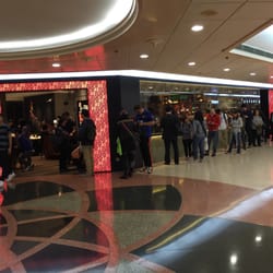 上海姥姥 - Many people waiting outside. Enter restaurant before 7pm is better.