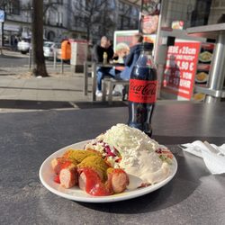 Prime Kebap - Currywurst and mixed salad
