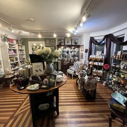 That’s What She Read Bookshop And Boutique - Books/antiques