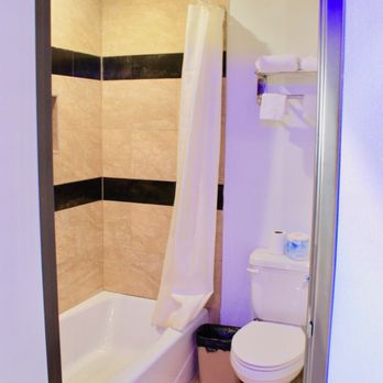 Arlington Motel - The bathrooms are completely remodeled and clean. - Hotels Near Me - Long Beach, California Arlington Motel - The bathrooms are completely remodeled and clean. - Hotels Near Me - Long Beach, California