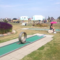 Amagerstrand Minigolf - Minigolfbanen og udsyn til Ismageriet i baggrunden