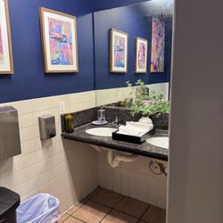 Hunan Bar & Restaurant - Bathroom