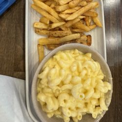 Thirsty Beaver Hometown Pub & Grub - Kids meal Mac and cheese with fries