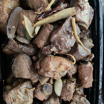 Jade Palace Restaurant - beef and onions in a black container - Chinese Near Me - Carrboro, North Carolina