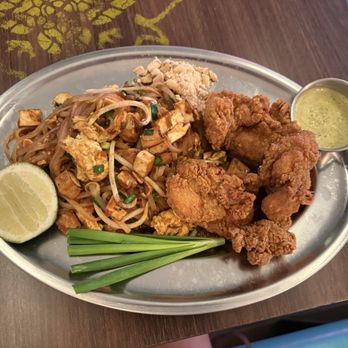 Street Bangkok - Fried Chicken Pad Thai - Thai Near Me - Paris, 75 Street Bangkok - Fried Chicken Pad Thai - Thai Near Me - Paris, 75
