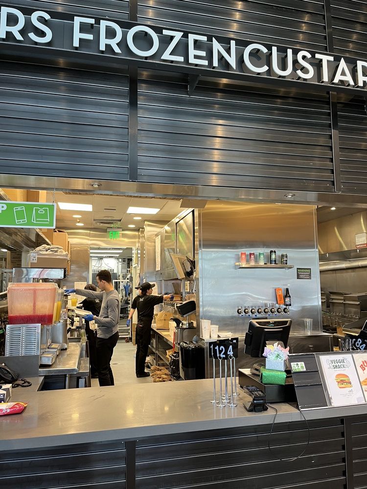 Shake Shack 6201 Hollywood - Hollywood & Gower