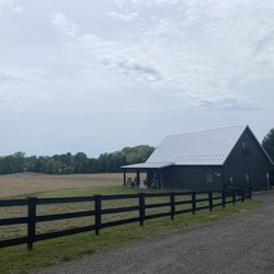 The tasting room from the parking lot.