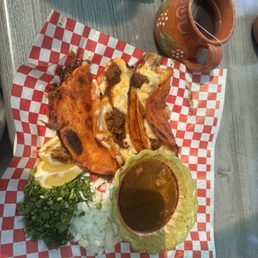 Quesabirria tacos y te verde