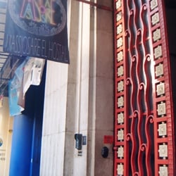 Massiosare El Hostal - Al hostal lo preside una hermosa puerta estilo art-deco.
