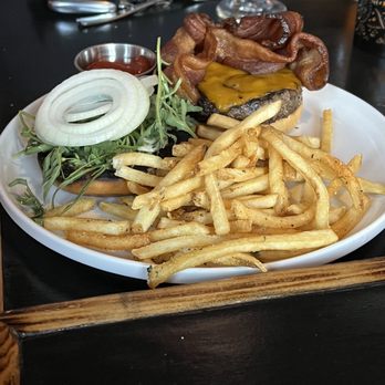 Lewis & Main - Wagyu burger - New American Near Me - Monroe, Washington