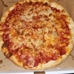 Medium pizza with chicken and garlic
