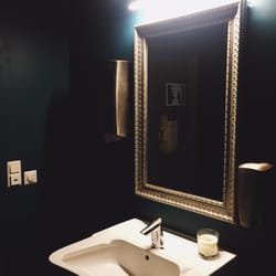 Tørst - Blue bathroom
