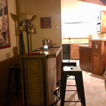 Snowflower Vacation - Bar/kitchen - Vacation Rentals Near Me - Mammoth Lakes, California Snowflower Vacation - Bar/kitchen - Vacation Rentals Near Me - Mammoth Lakes, California